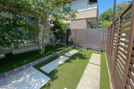 カースペースに人工芝を敷き、庭としても活用できる有効空間に。